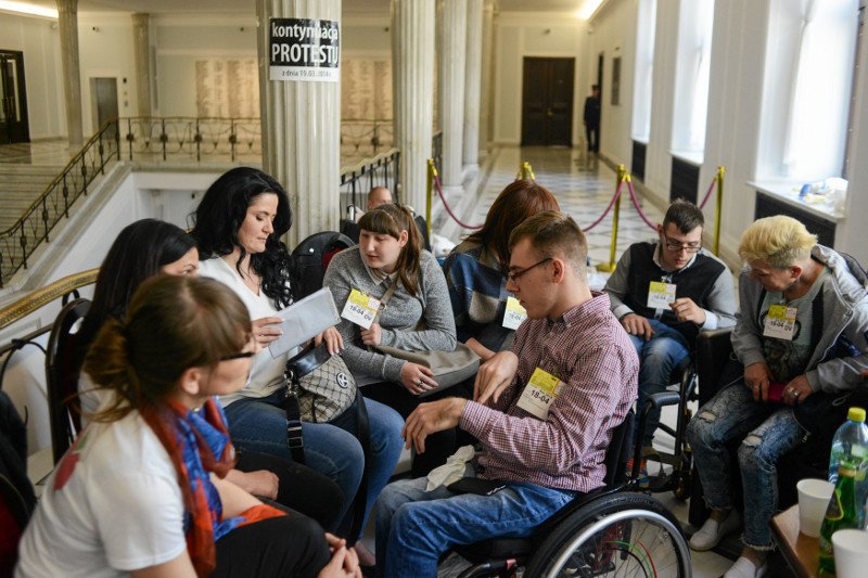 Rodzice osób niepełnosprawnych protestują w Sejmie.
