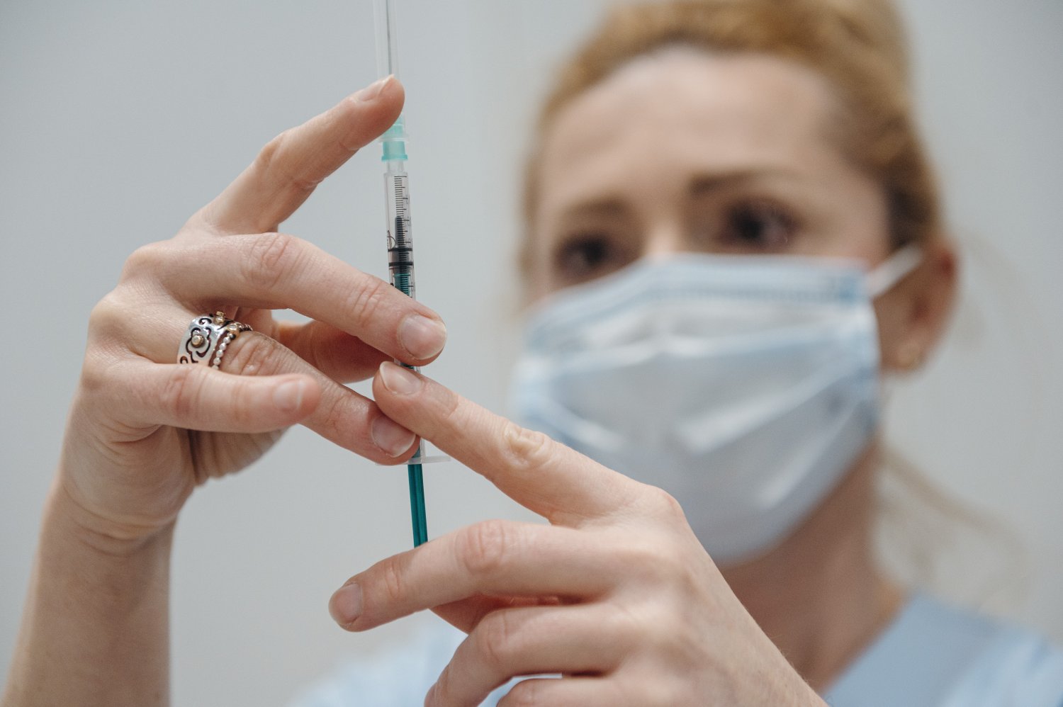 Druga dawka szczepionki Pfizer, Moderna, AstraZeneca nie dla ozdrowieńców?