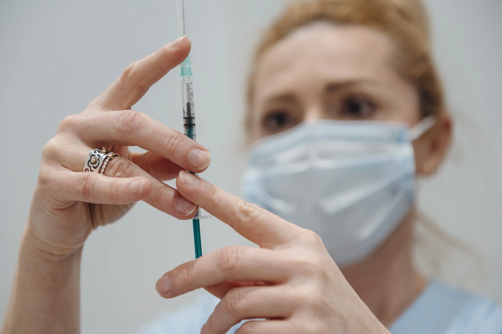 Druga dawka szczepionki Pfizer, Moderna, AstraZeneca nie dla ozdrowieńców?