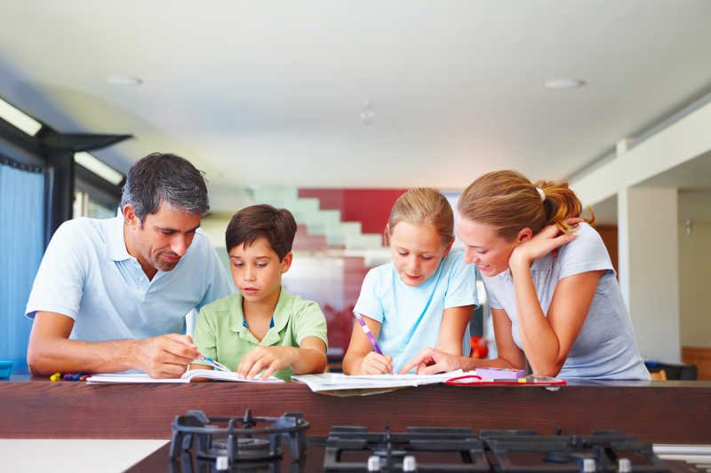 Edukacja domowa jest w Polsce coraz popularniejsza. Pozwala wykorzystać potencjał dziecka w 100 proc. Z drugiej strony izoluje go od rówieśników, co może negatywnie odbić się na jego społecznych relacjach.