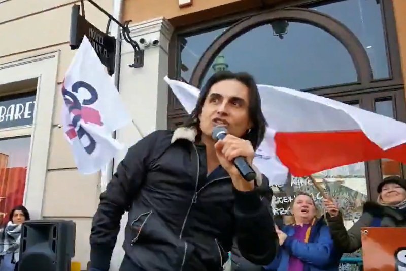 Ivan Komarenko na zgromadzeniu koronasceptyków.