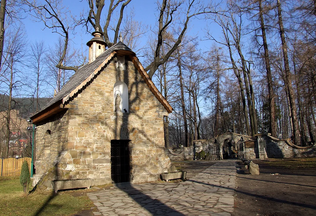 Przy ulicy Kościeliskiej, nieopodal małej kapliczki znajduje się słynny Stary Cmentarz, który koniecznie trzeba w Zakopanem zobaczyć.