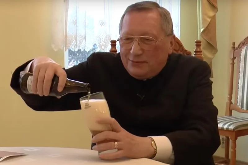 Ks. Roman Kneblewski opublikował w internecie film z katechezą: "Czy jest coś złego w piciu napojów alkoholowych?". Zainspirował go anonim, jaki w jego sprawie dotarł do kurii.