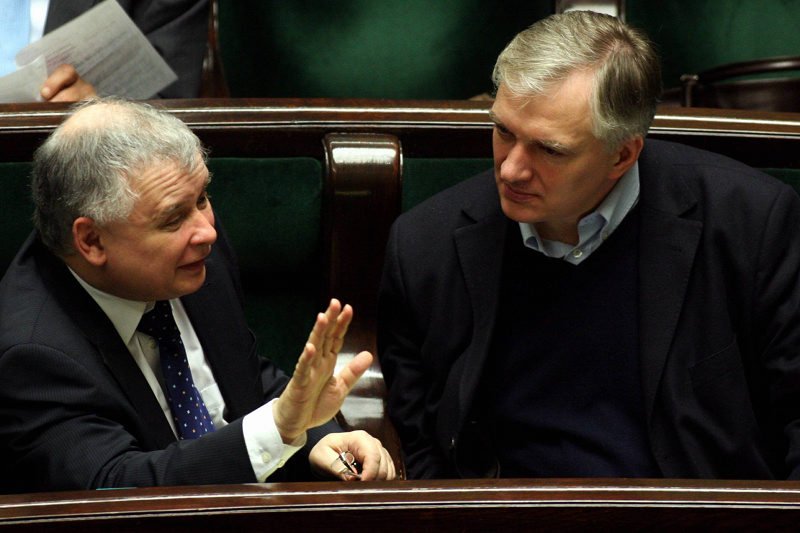 Sondaż polityczny korzystny dla "Jarosławów". PiS wygrywa wybory, Gowin wchodzi do Sejmu