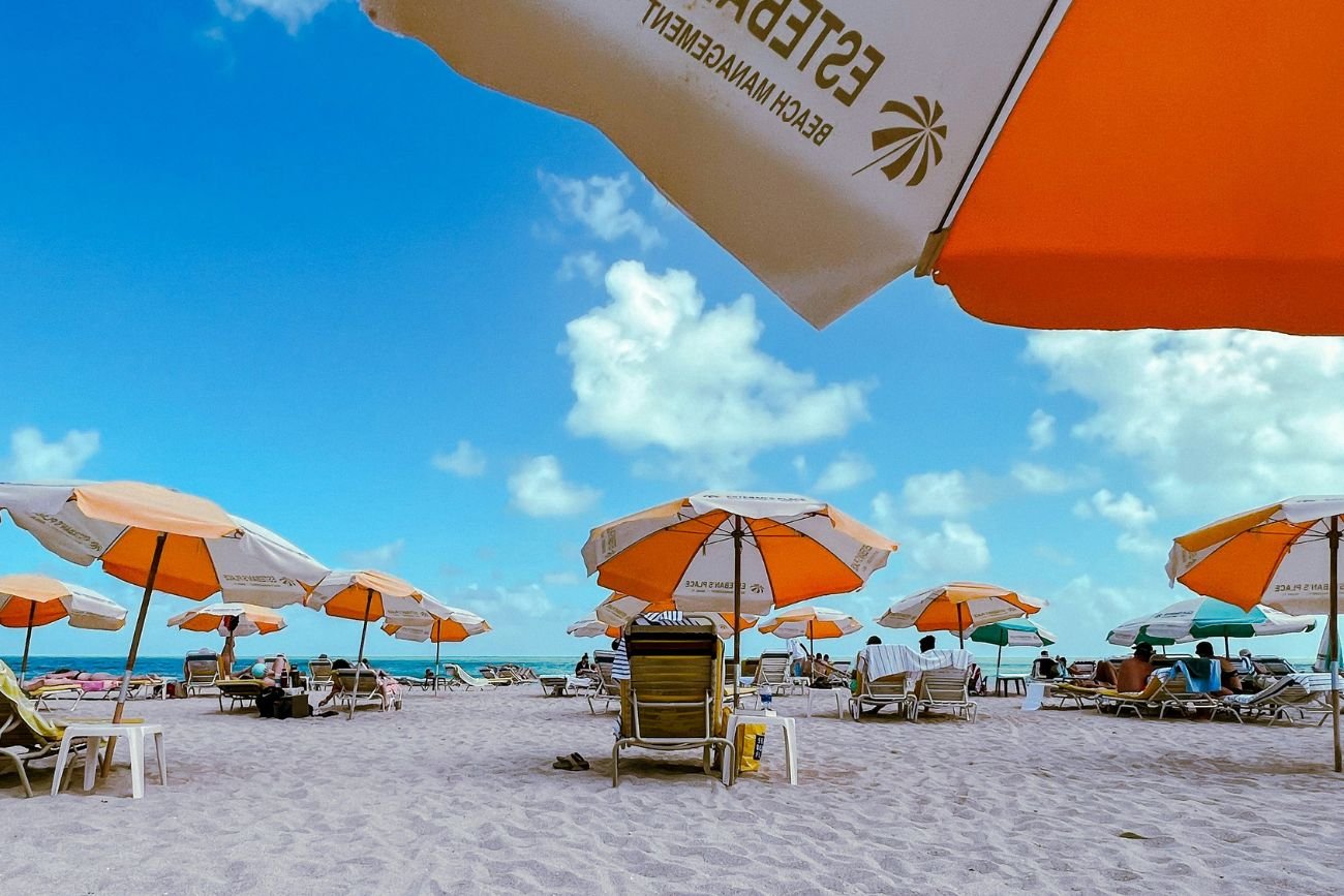 Bilety coraz tańsze, a Polacy nie chcą tam latać. Spadek o ponad 40 proc.