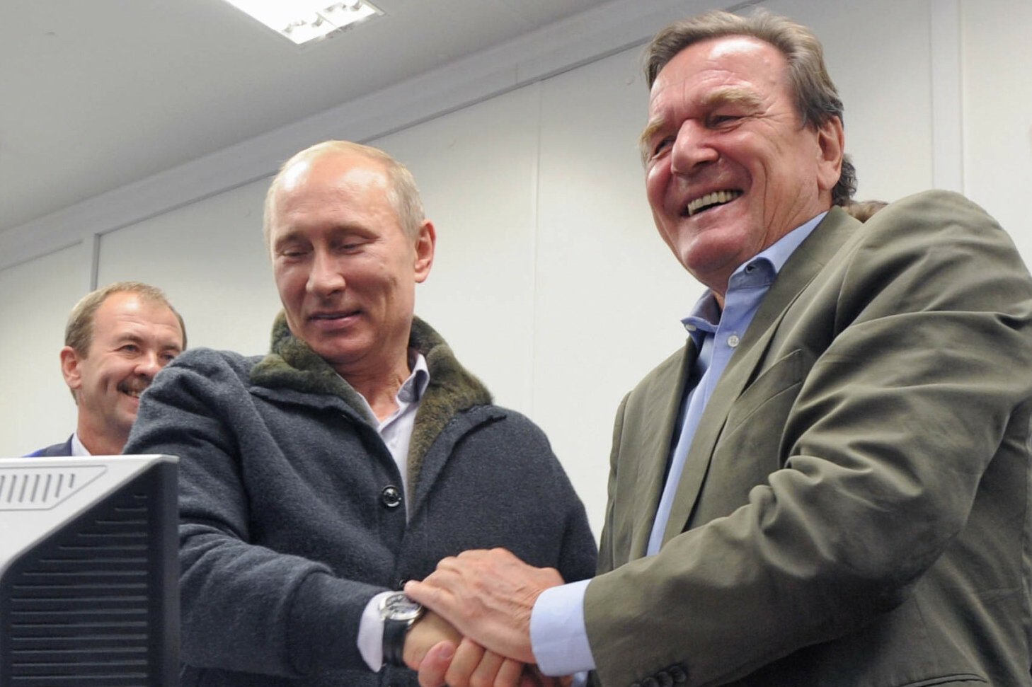 Były niemiecki kanclerz wrócił z Moskwy po spotkaniu z prezydentem Rosji.