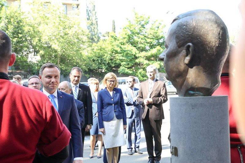 Prezydent Duda na chwilę przed uklęknięciem pod pomnikiem Lecha Kaczyńskiego w Tbilisi.