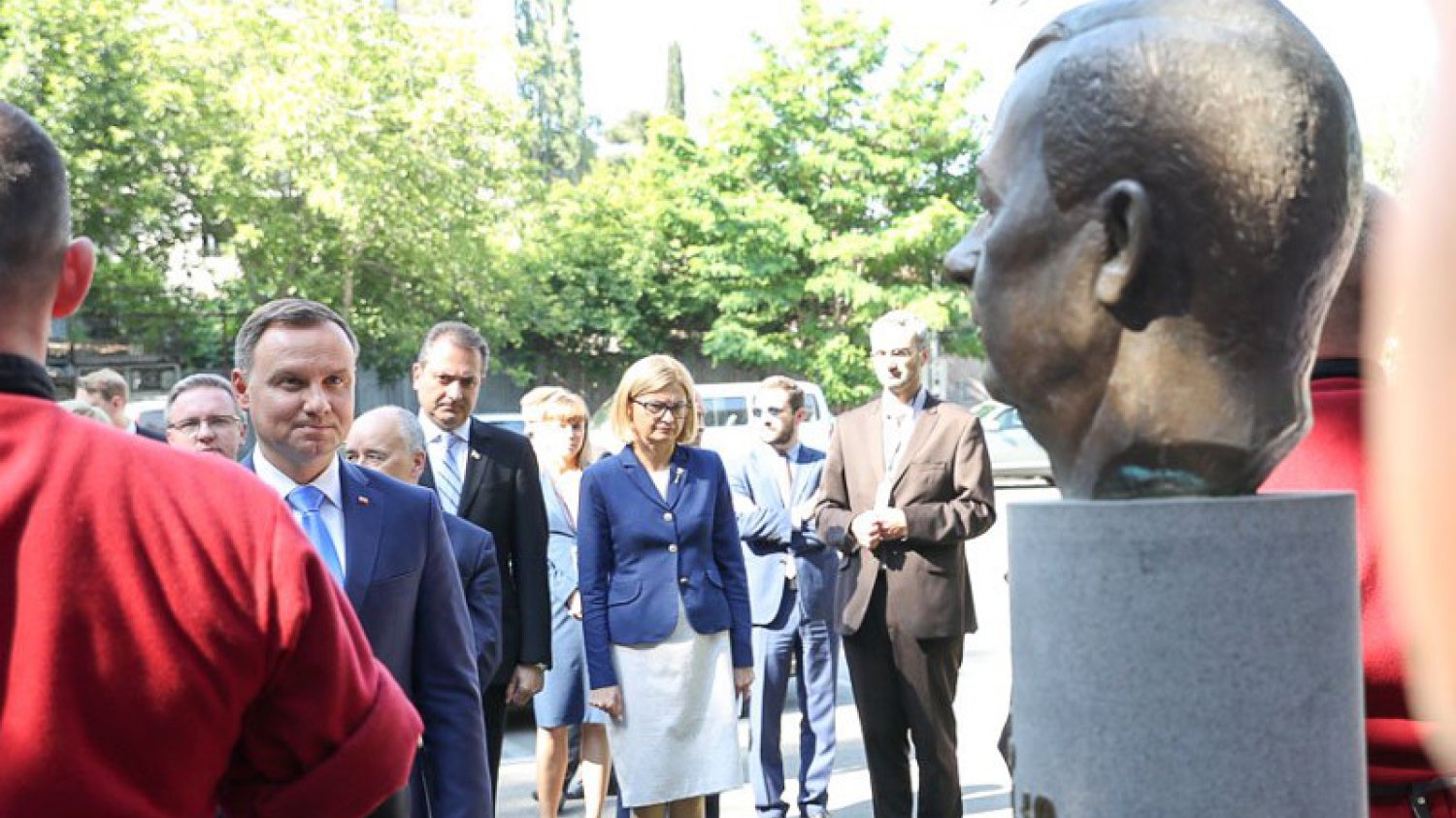 Prezydent Duda na chwilę przed uklęknięciem pod pomnikiem Lecha Kaczyńskiego w Tbilisi.