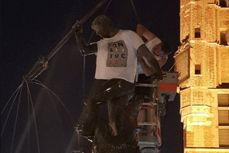 Koszulki "Konstytucja" na pomnikach w Gdańsku