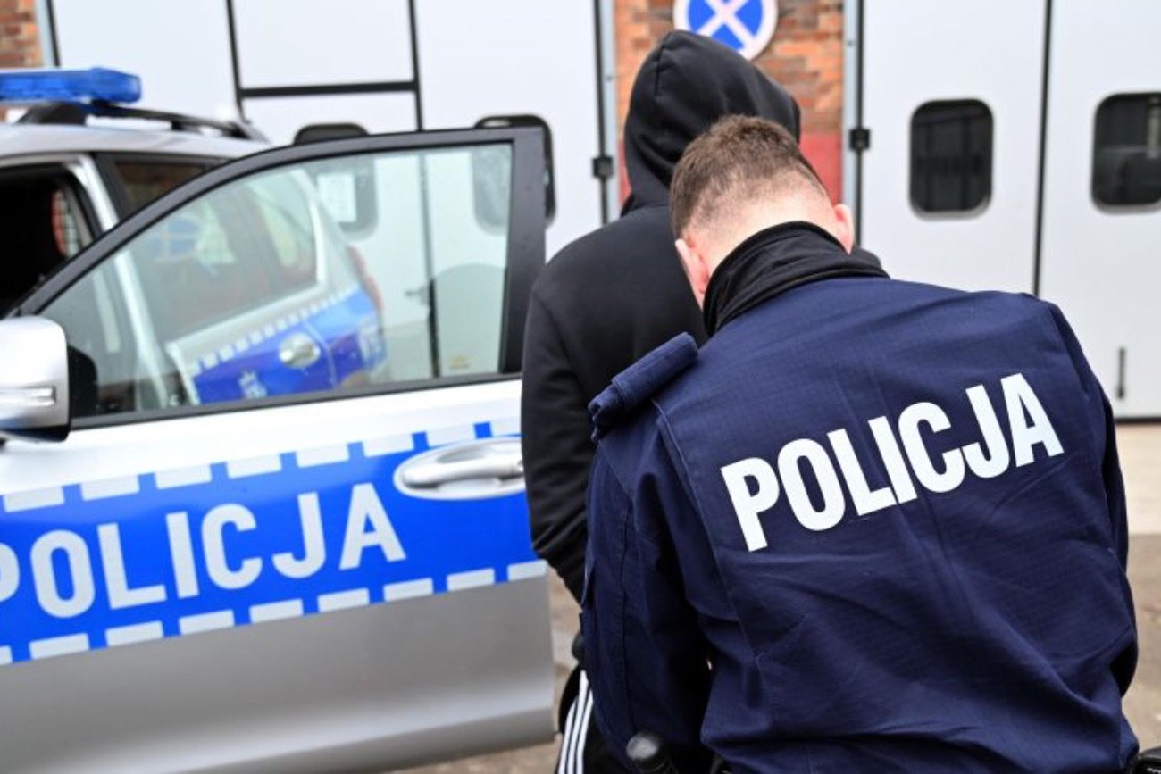 Policja w Luboniu aresztowała pięciu sprawców wymuszenia rozbójniczego i pobicia.