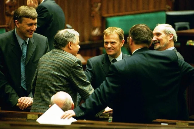 Zdarzało się, że była zgoda. Na zdjęciu Roman Giertych, Jarosław Kaczyński, Antoni Macierewicz i Donald Tusk. Rok 2001.