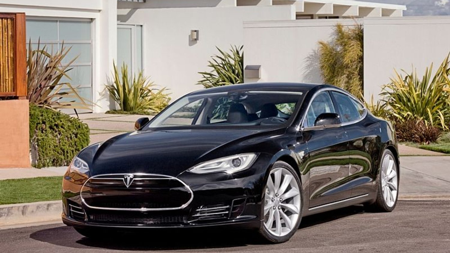 Tesla Model S kolejny raz stanęła w płomieniach po kolizji.