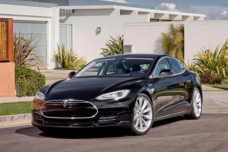 Tesla Model S kolejny raz stanęła w płomieniach po kolizji.