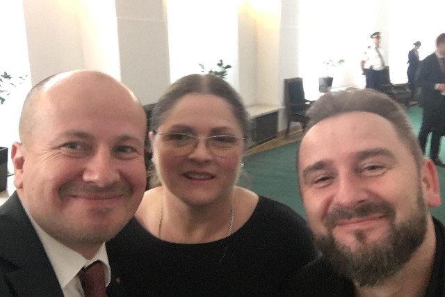 Krystyna Pawłowicz zrobiła sobie zdjęcie z Liroyem i ciekawie podpisała.