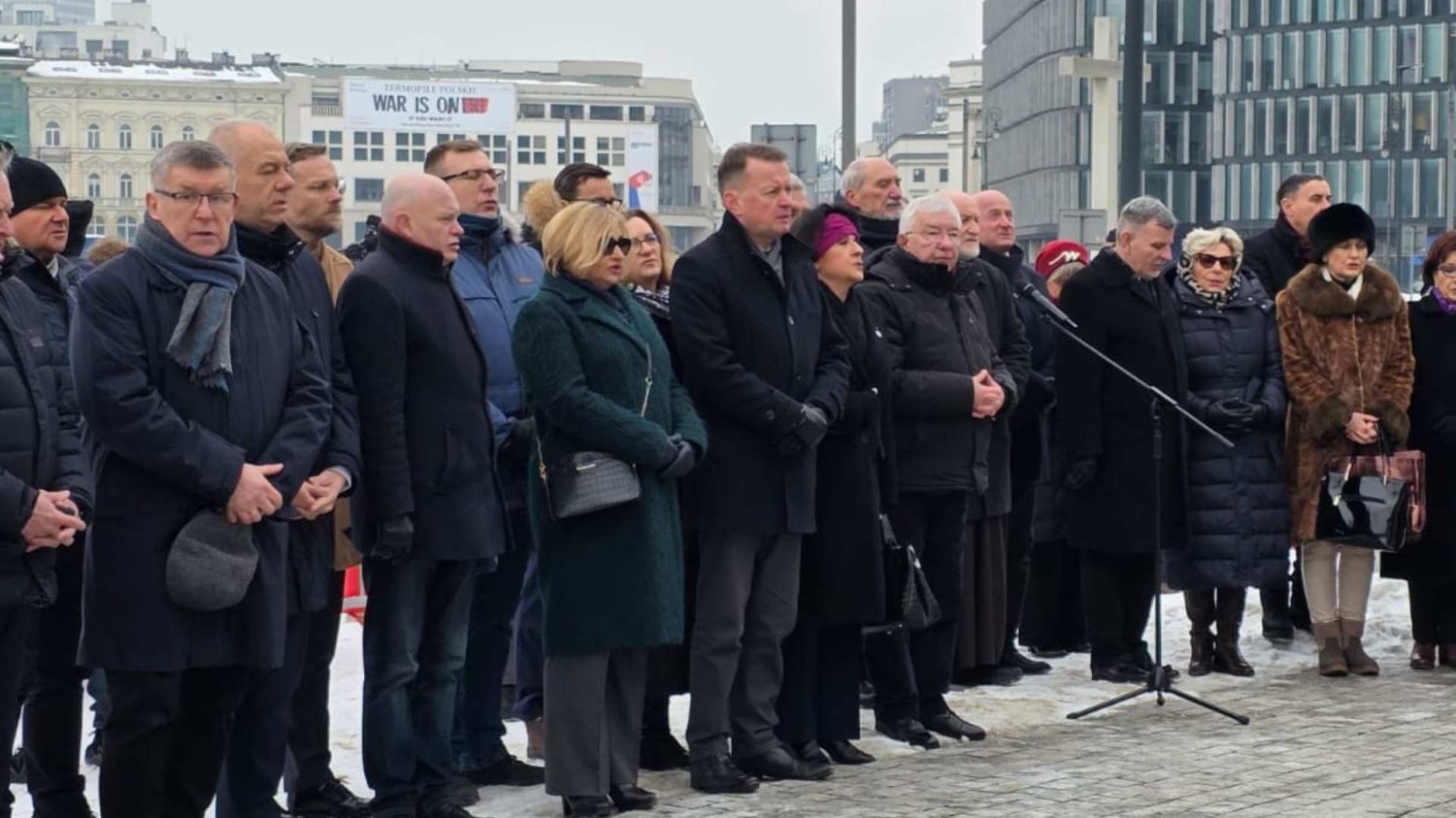 błaszczak miesięcznica Kaczyński w szpitalu, a pod pomnikiem awantura. Błaszczak wybuchł.