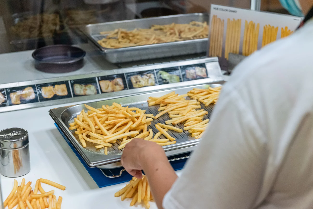 Pracownicy laboratorium co 30 minut oceniają frytki pod kątem 40 różnych parametrów
