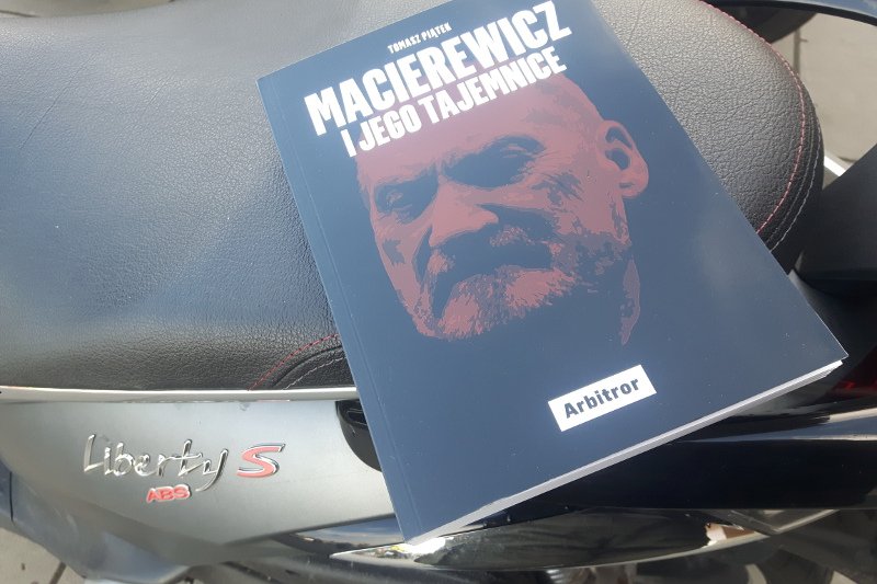 Książka Tomasza Piątka sprzedaje się jak świeże bułeczki.