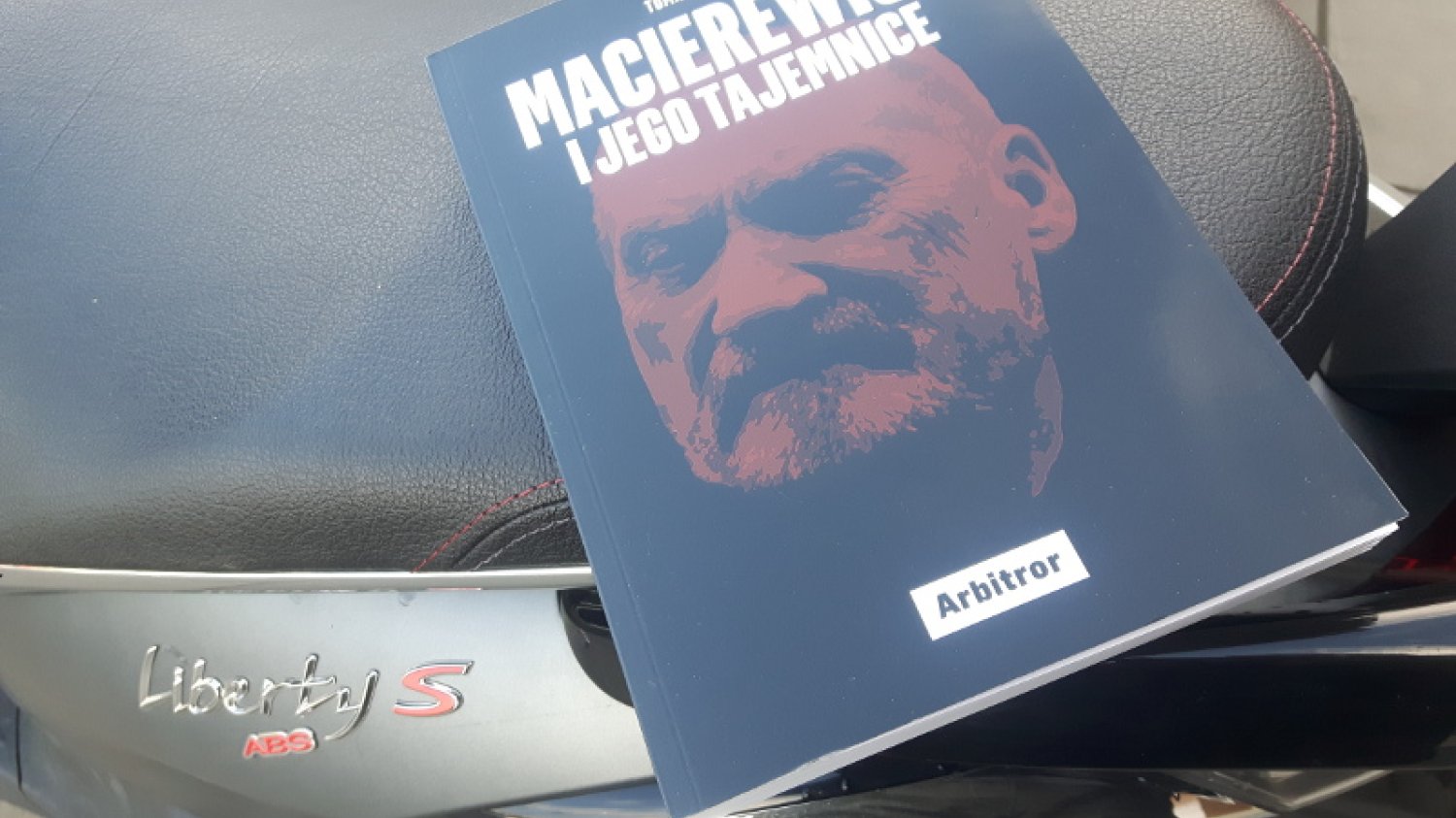 Książka Tomasza Piątka sprzedaje się jak świeże bułeczki.