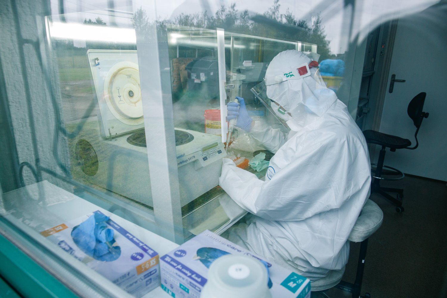 Brytyjska odmiana koronawirusa została odkryta u pacjenta z Małopolski w laboratorium, które przeprowadza testy na obecność covid-19.