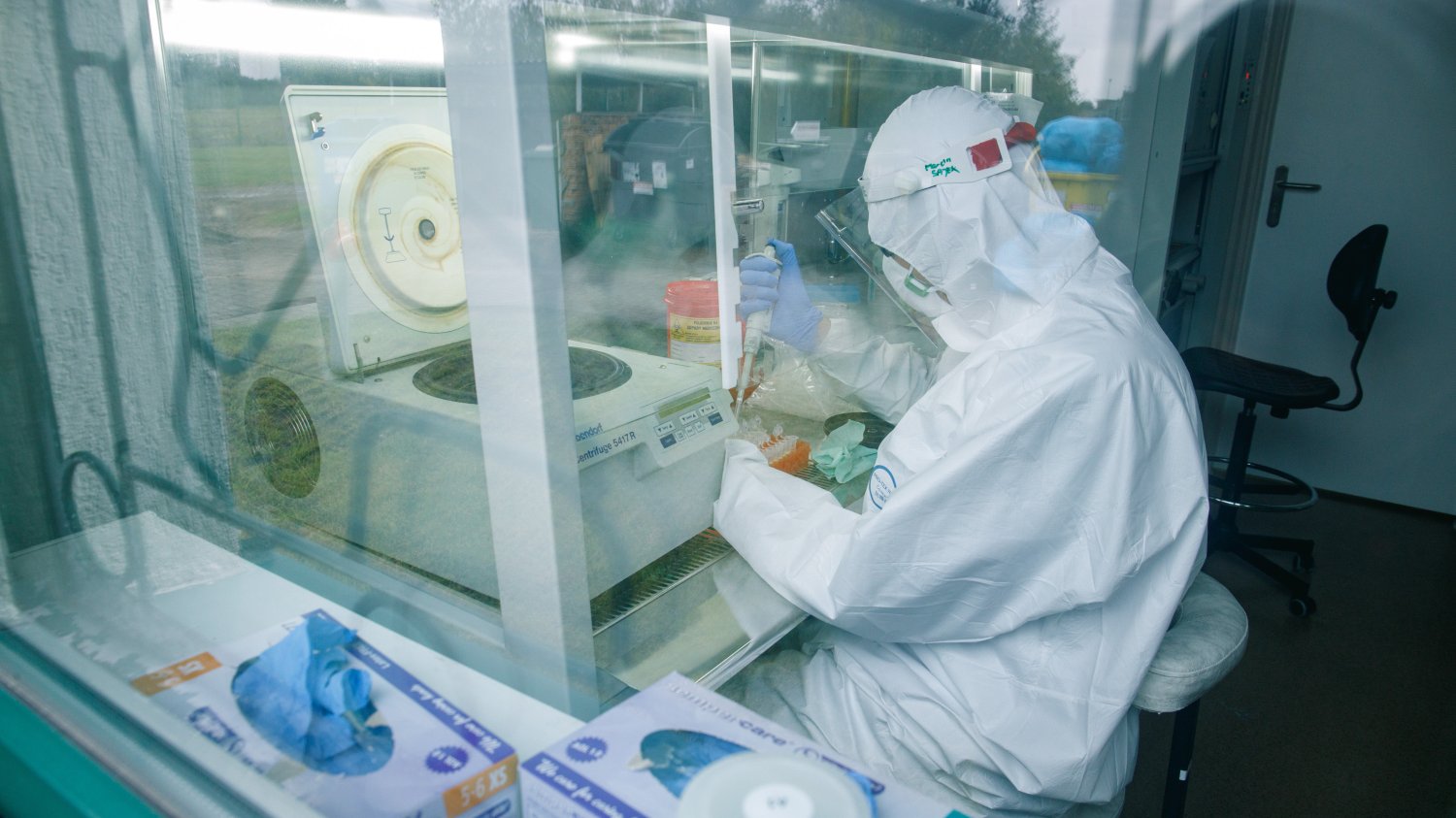 Brytyjska odmiana koronawirusa została odkryta u pacjenta z Małopolski w laboratorium, które przeprowadza testy na obecność covid-19.
