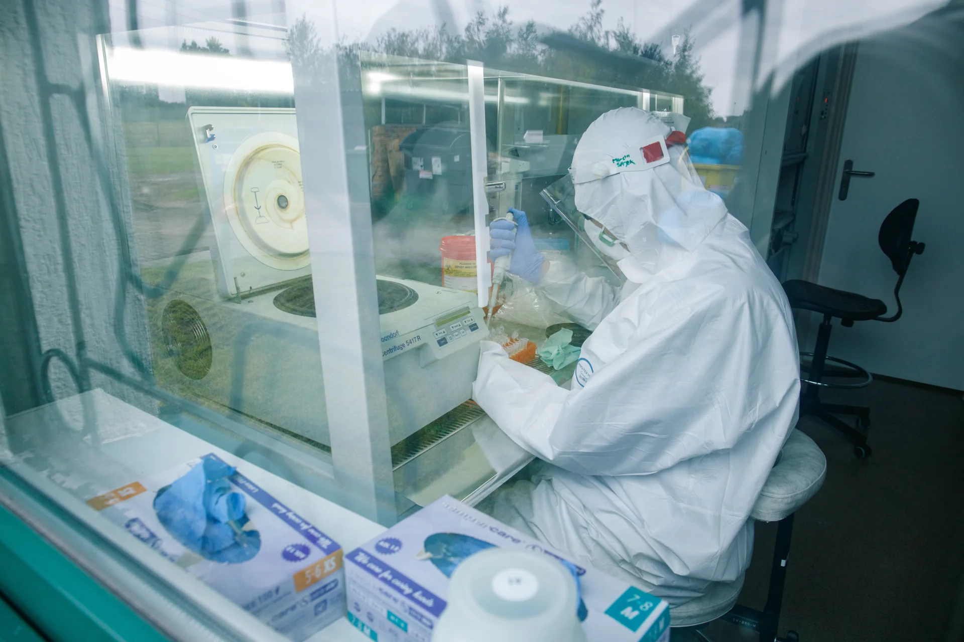 Brytyjska odmiana koronawirusa została odkryta u pacjenta z Małopolski w laboratorium, które przeprowadza testy na obecność covid-19.