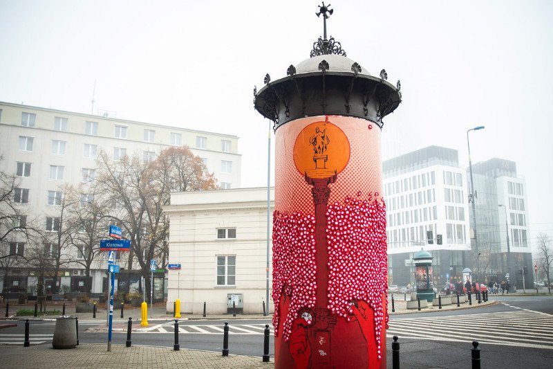 Słup ogłoszeniowy jako magazyn darmowych kotylionów dla każdego.