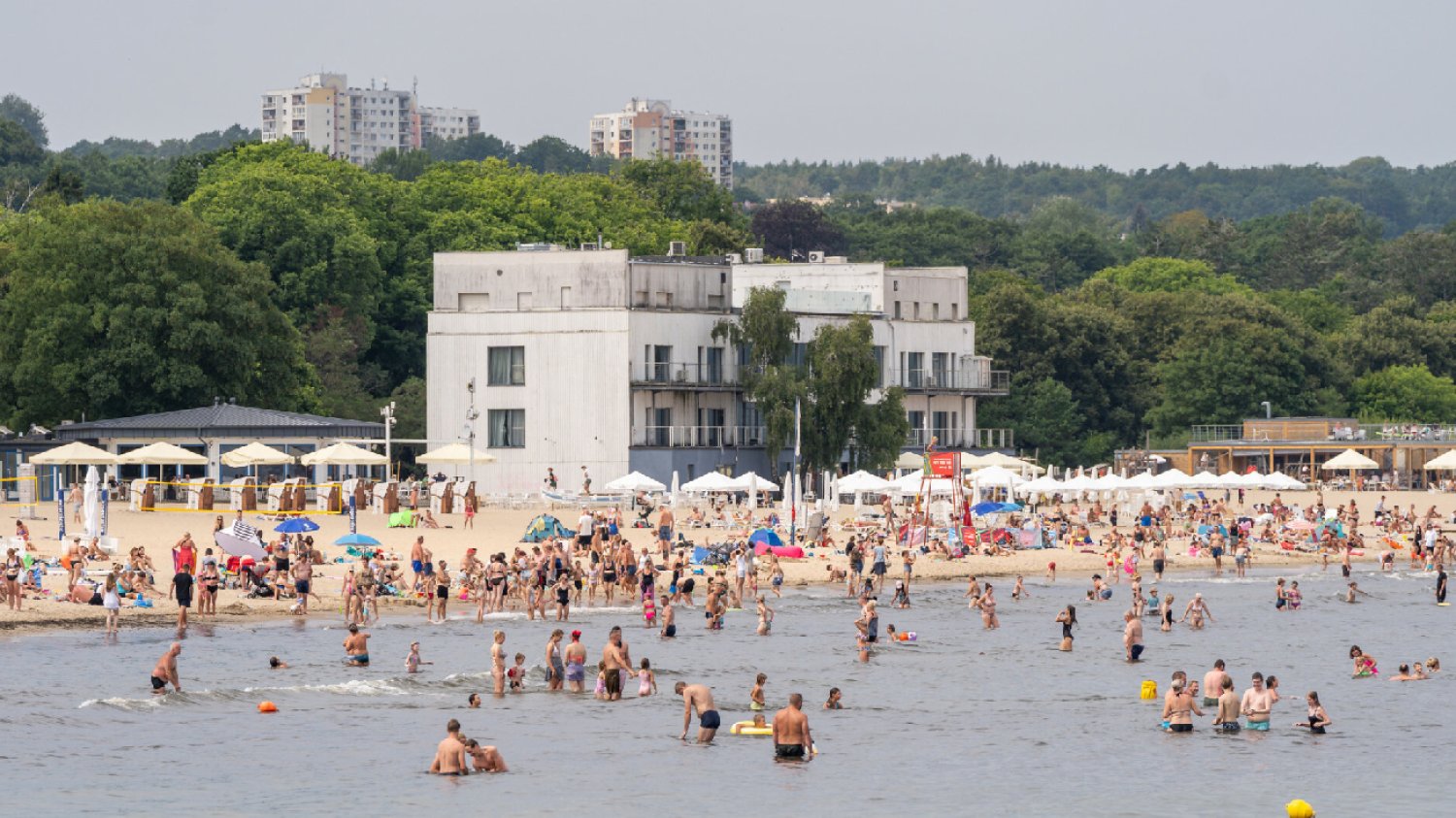 Wakacje nad Bałtykiem. Tak pustoszeją polskie plaże.