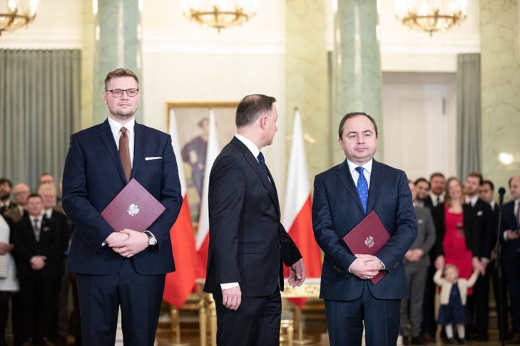 Minister Michał Woś (po lewej) to najmłodszy członek polskiego rządu.