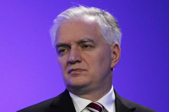 Wicepremier Jarosław Gowin poinformował za pośrednictwem swojego profilu na Twitterze, że jest zakażony koronawirusem. Wicepremier Jarosław Gowin poinformował za pośrednictwem swojego profilu na Twitterze, że jest zakażony koronawirusem.