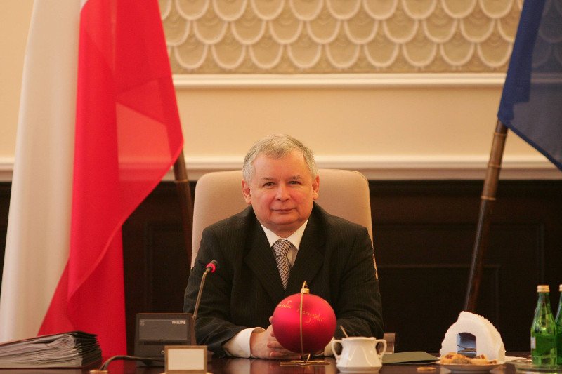 05 grudnia 2006 – Aleje Ujazdowskie w Warszawie. Premier Jarosław Kaczyński za biurkiem w gmachu Urzędu Rady Ministrów.