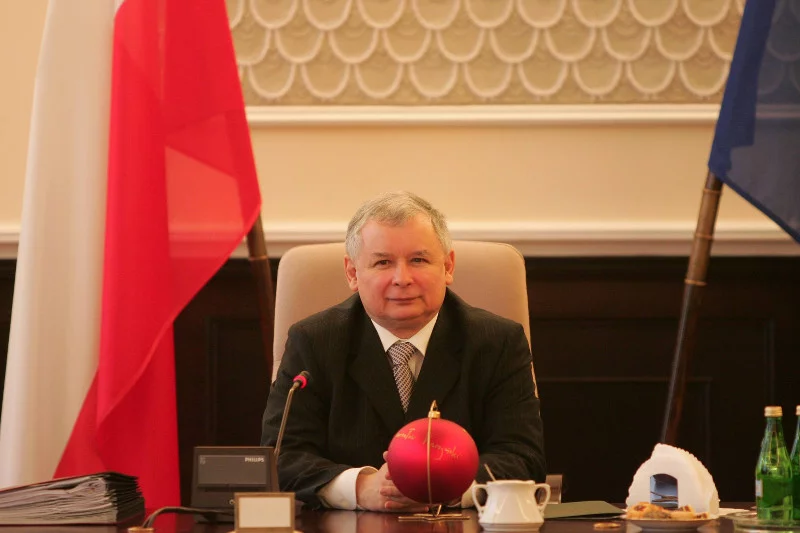 05 grudnia 2006 – Aleje Ujazdowskie w Warszawie. Premier Jarosław Kaczyński za biurkiem w gmachu Urzędu Rady Ministrów.