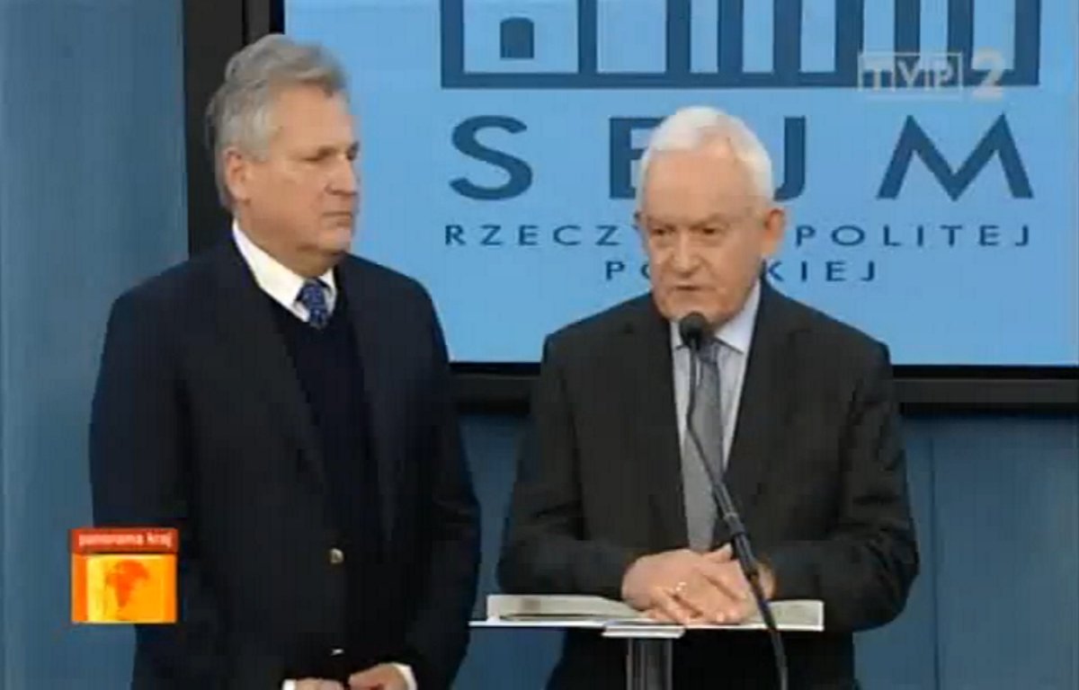 Aleksander Kwaśniewski i Leszek Miller na konferencji 10.12.2014