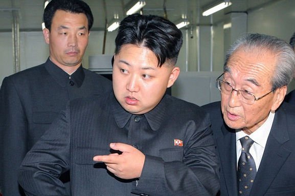 Kim Dzong Un cieszy się z produkcji nowego iPhone'a.
