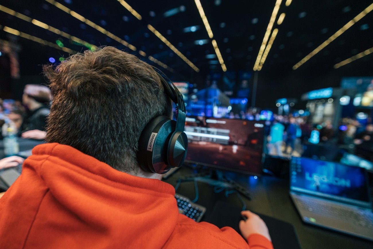 Komputer do nauki. To hasło to mit. Z pomocą ekspertów specjalizujących się w sprzęcie komputerowym wyjaśniamy powody, dla których o wiele lepszym rozwiązaniem jest jednak zakup komputera z nieco wyższej półki cenowej