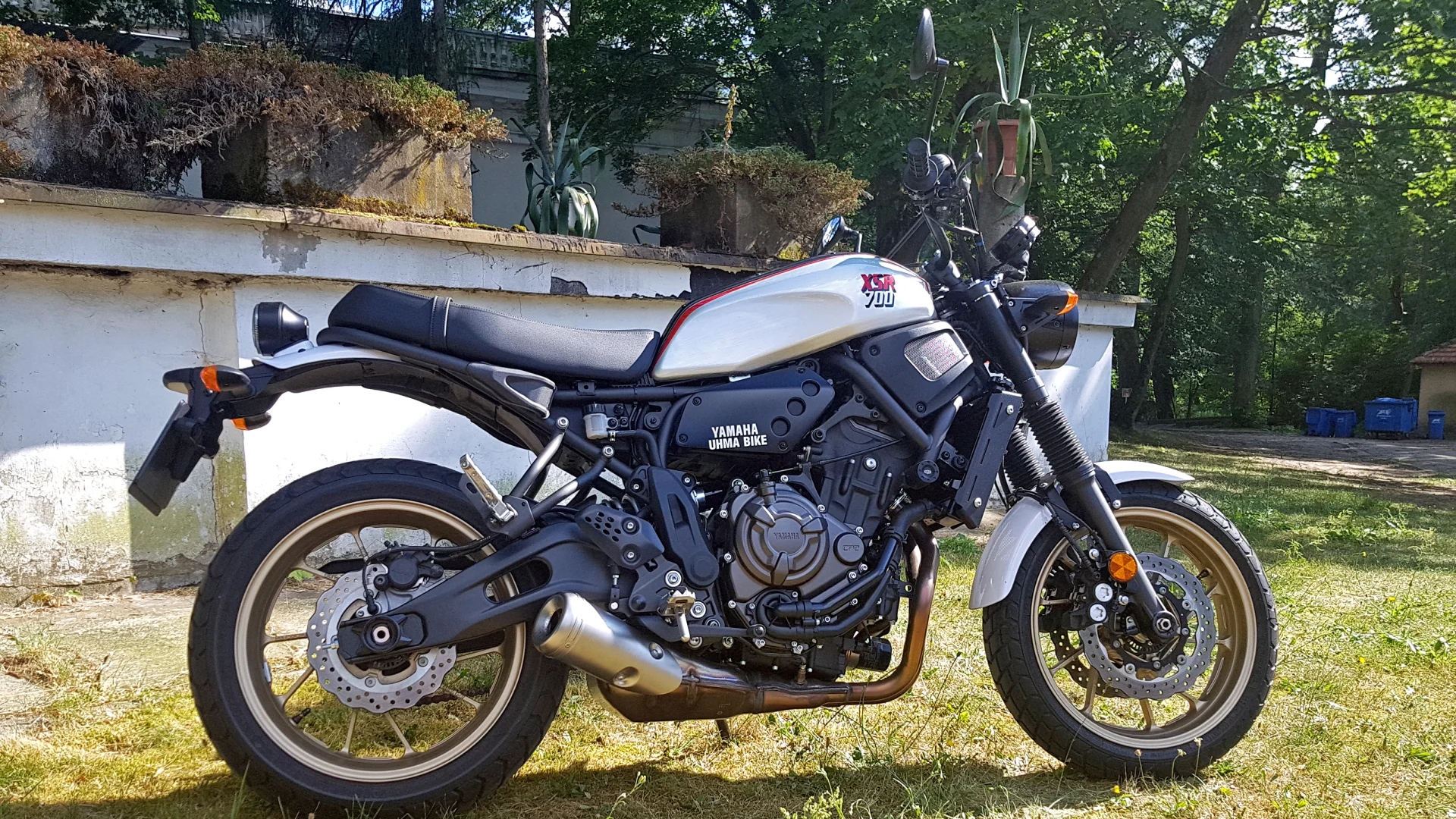 Klasyczną linią XTribute Yamaha chciała oddać hołd popularnej przed laty XT 500