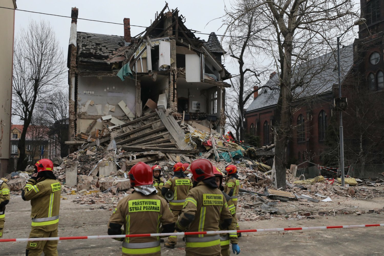 Kamienica w Katowicach-Szopienicach po eksplozji gazu