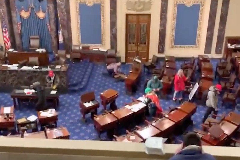 Zwolennicy Donalda Trumpa wdarli się na Kapitol. Te zdjęcia pokazują, co robili w środku.