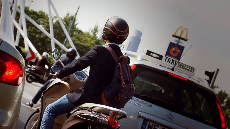 Przetestowałem Piaggio Liberty ABS 125 w jeździe po mieście. Moim zdaniem sprawia się jeszcze lepiej, niż Vespa