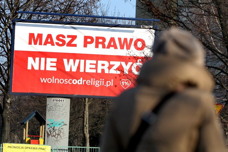 Usłyszała, że żyje "w mroku", bo jej syn nie chodzi na religię. "Na mój widok w szkole wciskają mi nawracające broszury"