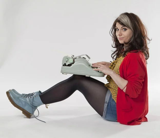 Caitlin Moran mimo czterdziestki na karku pełna jest niemal dziecięcego, bardzo zaraźliwego entuzjazmu. Podobnie jest z jej powieścią.