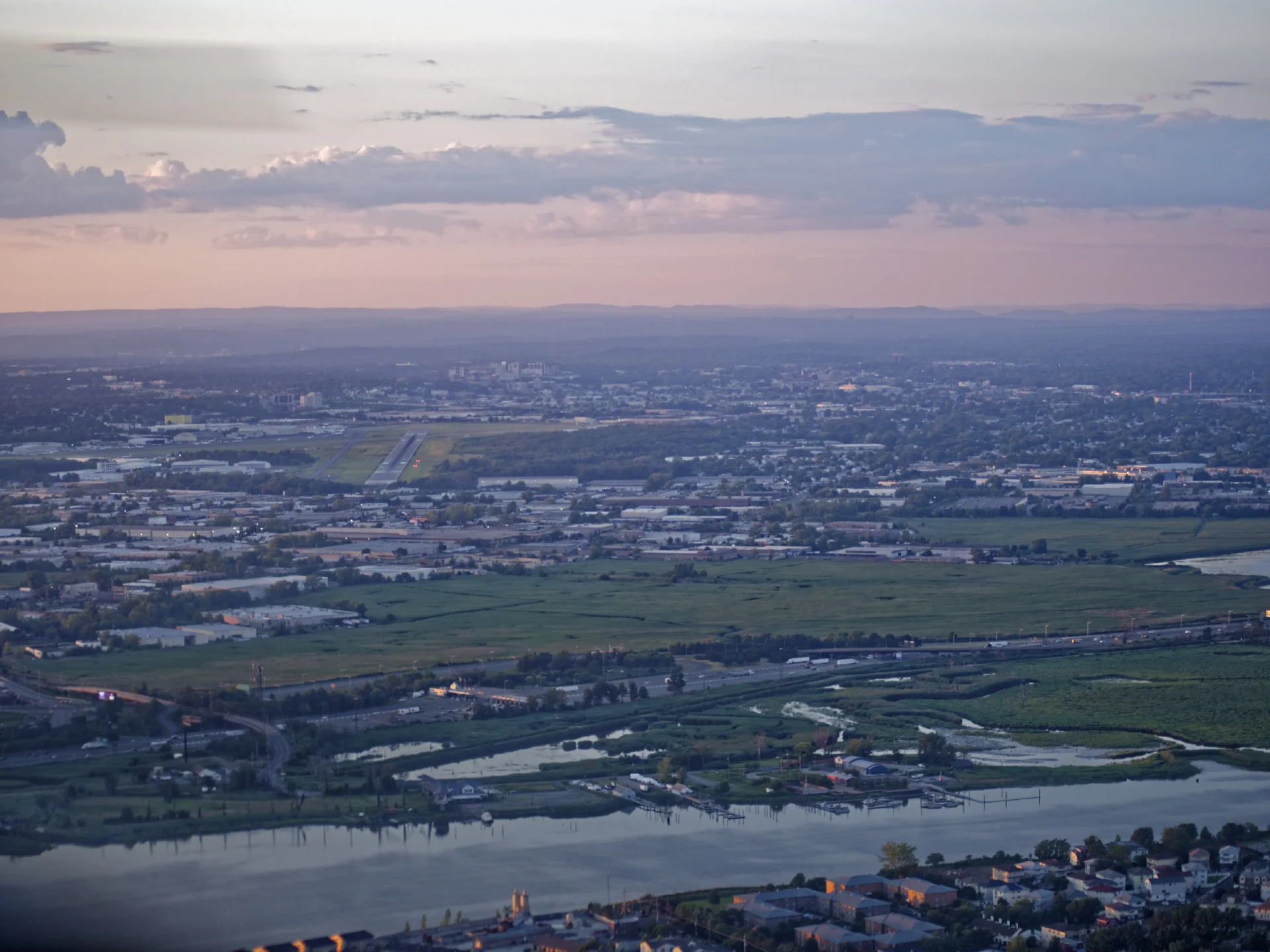 Na podejsciu do pasa 01 w Teterboro, NY.
