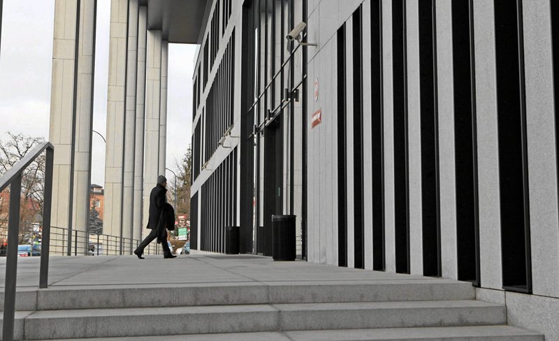 Rzeszowska prokuratura prowadzi śledztwo w sprawie wyłudzeń 10 mln złotych w Sądzie Apelacyjnym w Krakowie. Na jej zlecenie funkcjonariusze CBA przeszukali gabinety 7 dyrektorów sądów.