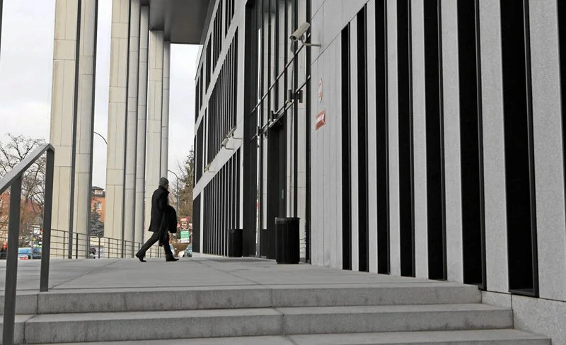 Rzeszowska prokuratura prowadzi śledztwo w sprawie wyłudzeń 10 mln złotych w Sądzie Apelacyjnym w Krakowie. Na jej zlecenie funkcjonariusze CBA przeszukali gabinety 7 dyrektorów sądów.