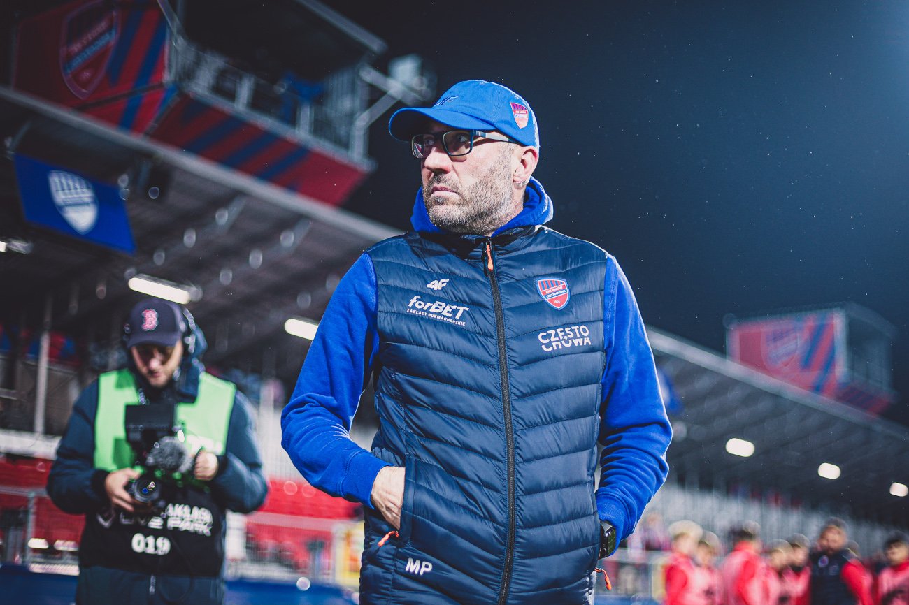 Trener Marek Papszun kroczy razem z Rakowem Częstochowa od zwycięstwa do zwycięstwa.