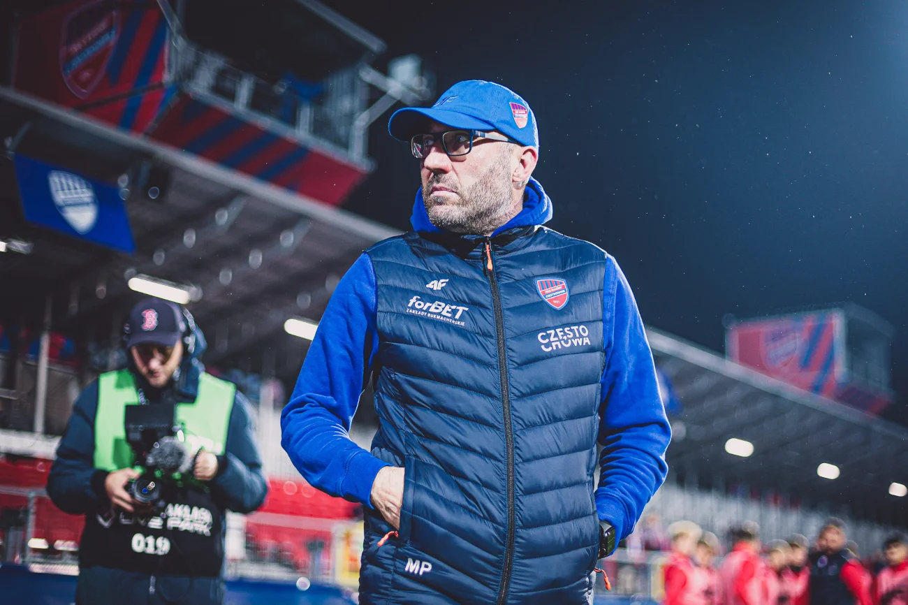 Trener Marek Papszun kroczy razem z Rakowem Częstochowa od zwycięstwa do zwycięstwa.