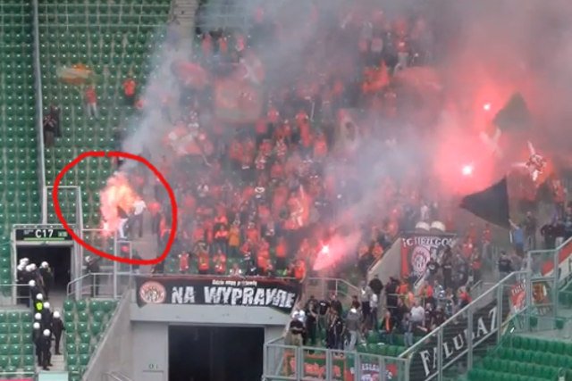 Ochroniarz psiknął gazem pieprzowym w kibica trzymającego racę