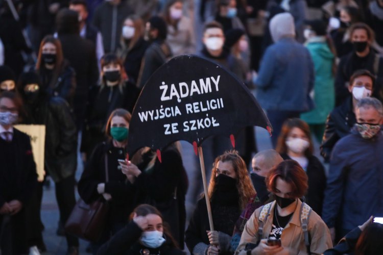 Młodzi w Polsce coraz mniej religijni.