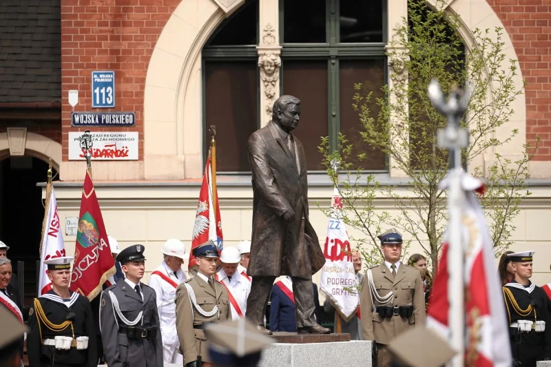 Strajk Kobiet. Szczecin: plakaty z Jaruzelskim na pomniku Lecha Kaczyńskiego i siedzibie PiS.