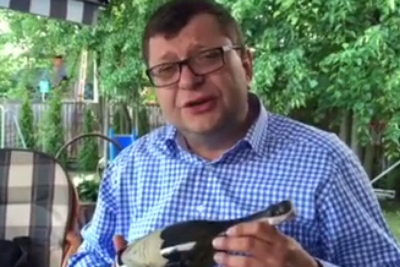 Zbigniew Stonoga z szampanem świętował rekonstrukcję rządu.