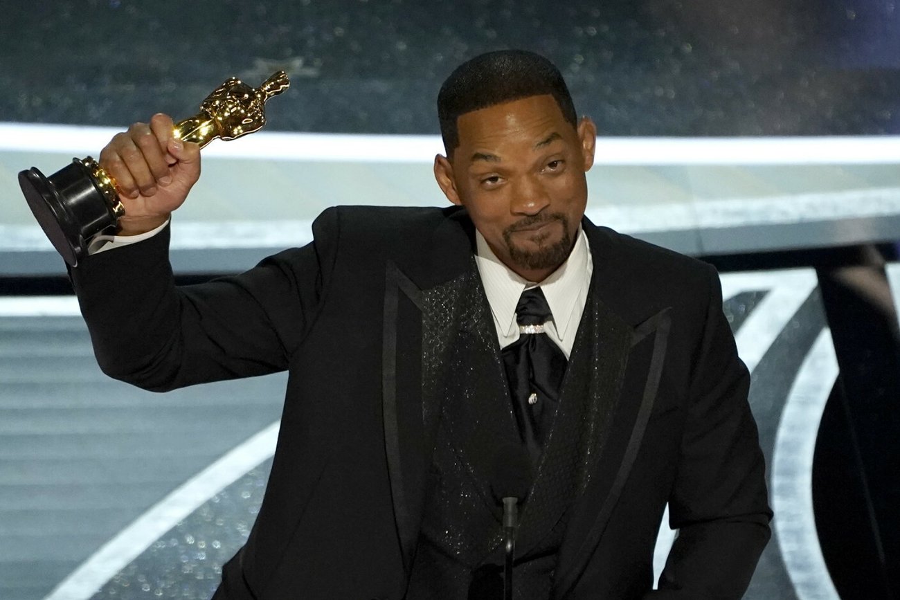 Will Smith nie opuścił gali Oscarów, choć został o to poproszony po tym, jak uderzył Chrisa Rocka na scenie.